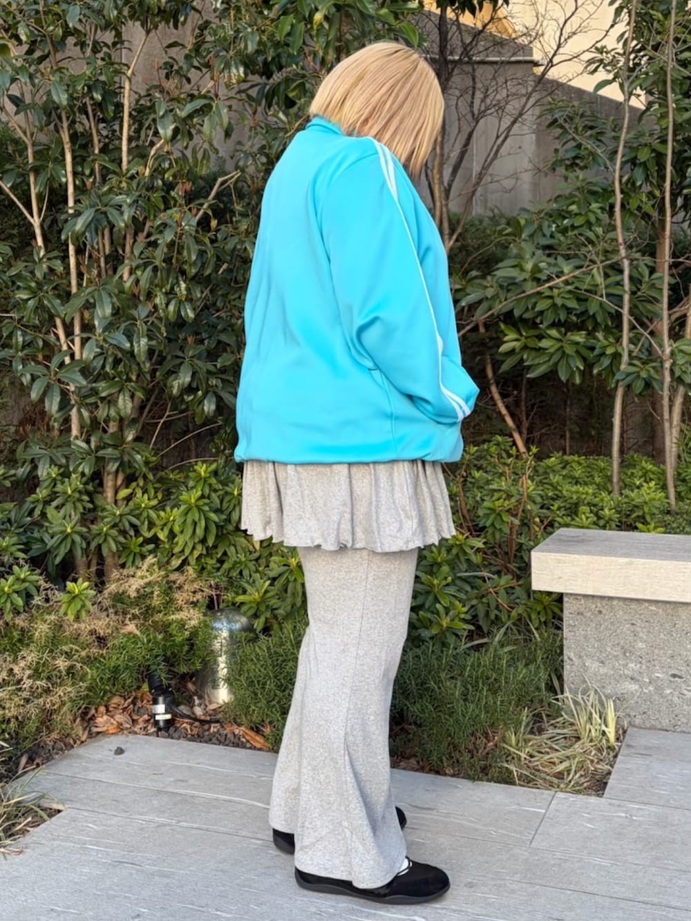 ブルー系のジャージ、グレー系のその他パンツを着用したレディースの春コーディネートの3枚目の写真