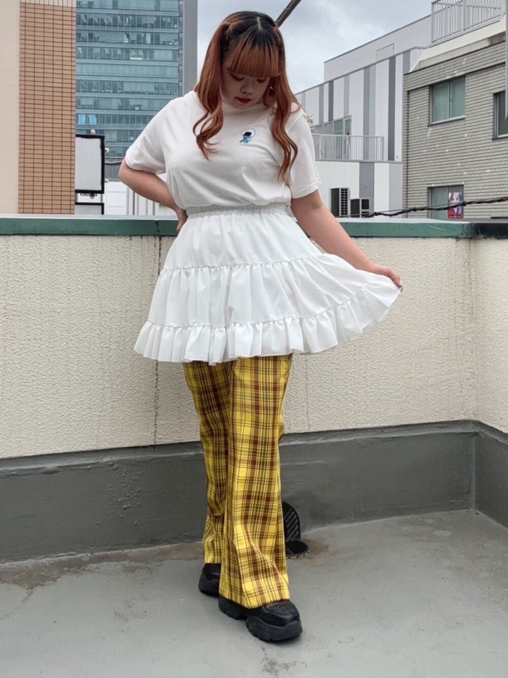 ホワイト系のスカート、ホワイト系のTシャツ/カットソー、イエロー系のその他パンツを着用したレディースの春コーディネートの2枚目の写真