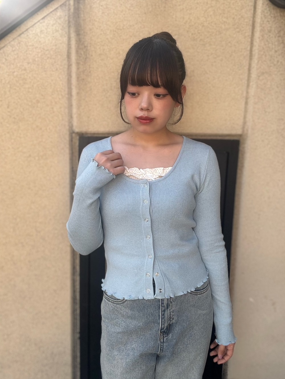 ブルー系のデニムパンツ、ブルー系のカーディガン/ボレロを着用したレディースの春コーディネートの5枚目の写真