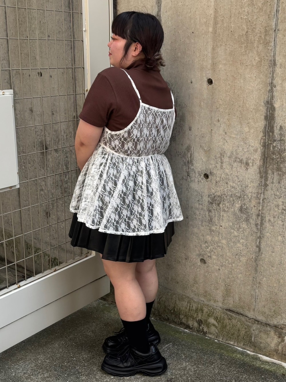 ホワイト系のキャミソール、ブラウン系のTシャツ/カットソー、ブラック系のスカートを着用したレディースの夏コーディネートの3枚目の写真