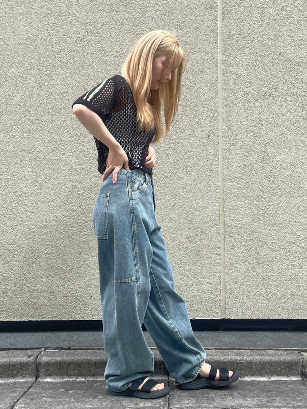 ブラック系のTシャツ/カットソー、ブルー系のデニムパンツを着用したレディースの夏コーディネートの3枚目の写真