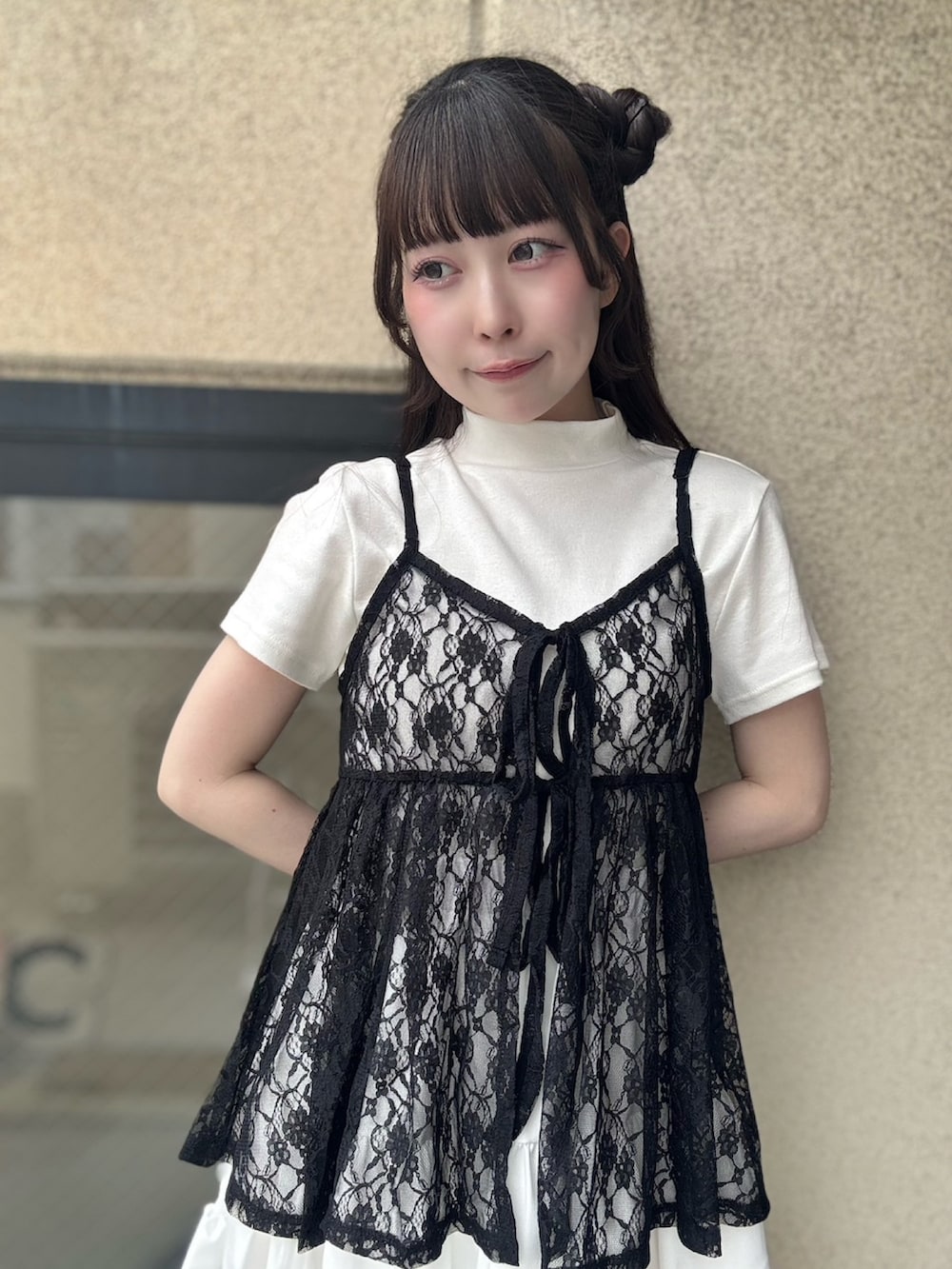 ホワイト系のスカート、ブラック系のワンピース、ホワイト系のTシャツ/カットソーを着用したレディースの夏コーディネートの4枚目の写真