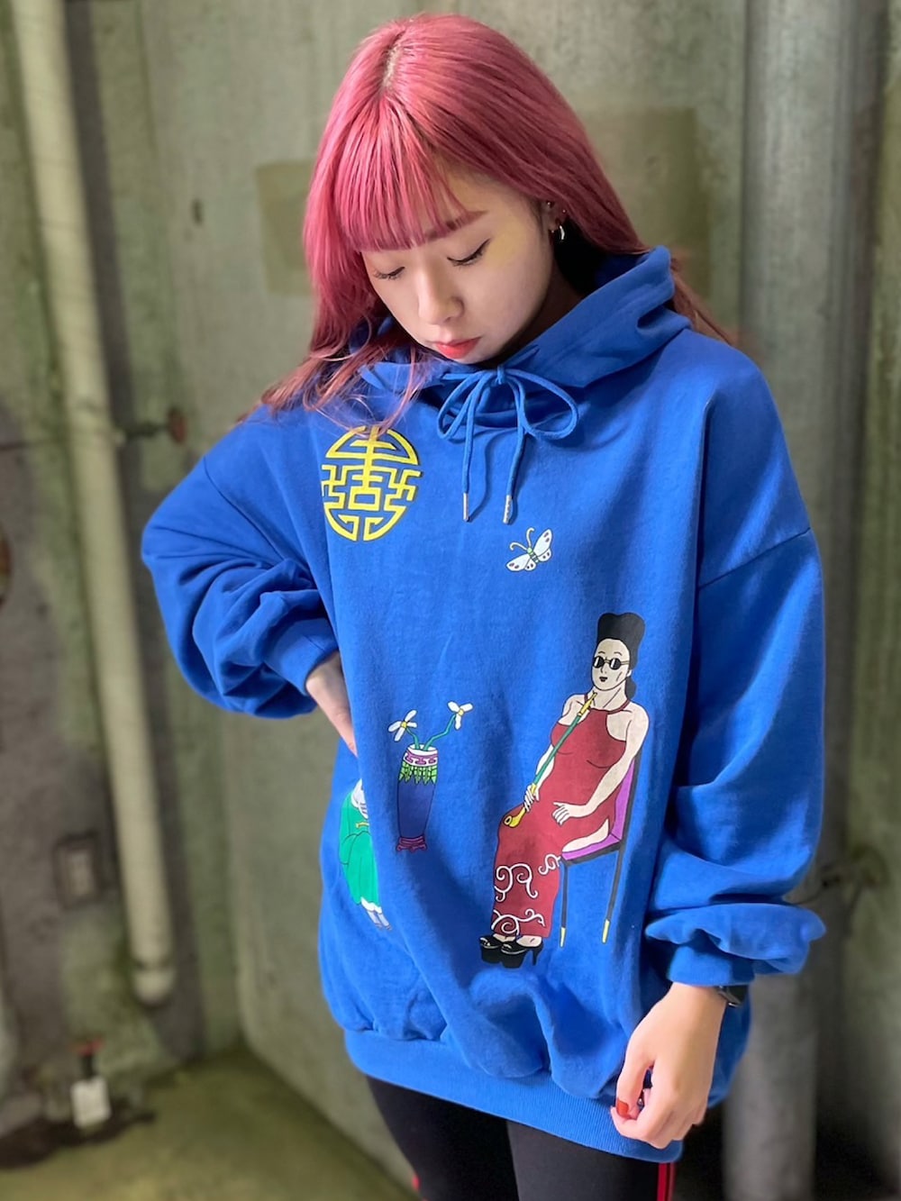 ブルー系のパーカー、レッド系のレギンス/スパッツを着用したレディースの冬コーディネートの2枚目の写真