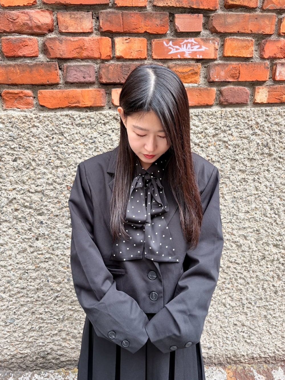 ブラック系のスカート、ブラック系のテーラードジャケット、ブラック系のシャツ/ブラウスを着用したレディースの冬コーディネートの4枚目の写真