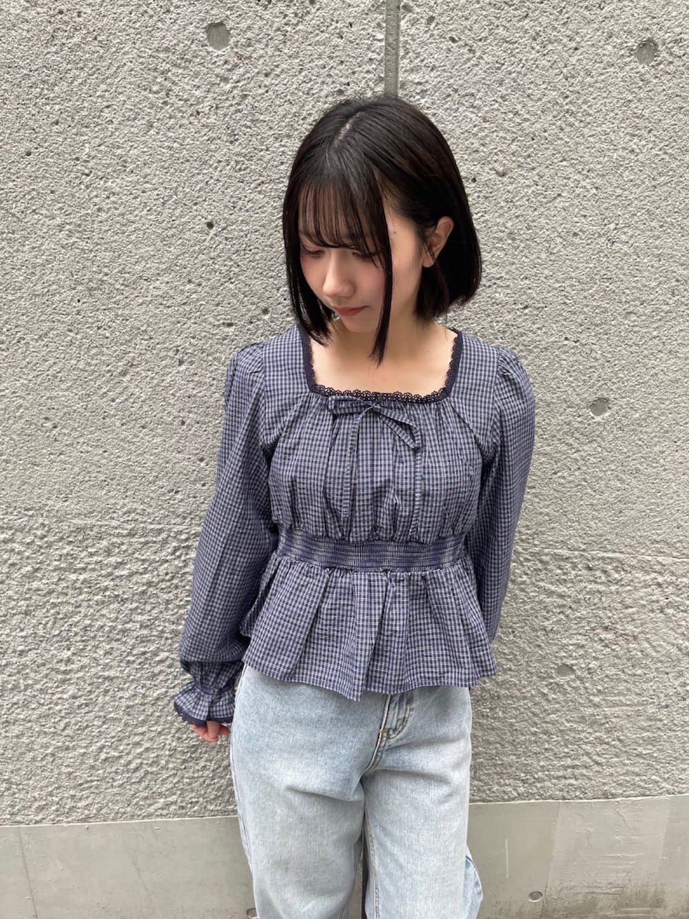 ブルー系のデニムパンツ、ブルー系のシャツ/ブラウスを着用したレディースの春コーディネートの3枚目の写真