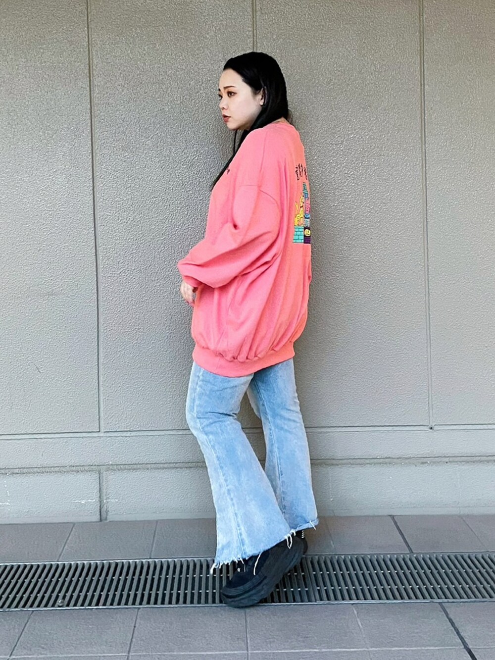 ブルー系のデニムパンツ、ピンク系のスウェットを着用したレディースの春コーディネートの2枚目の写真