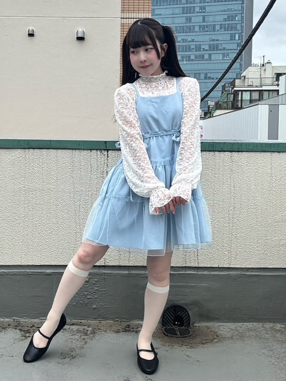 ブルー系のワンピース、ホワイト系のTシャツ/カットソーを着用したレディースの春コーディネートの6枚目の写真