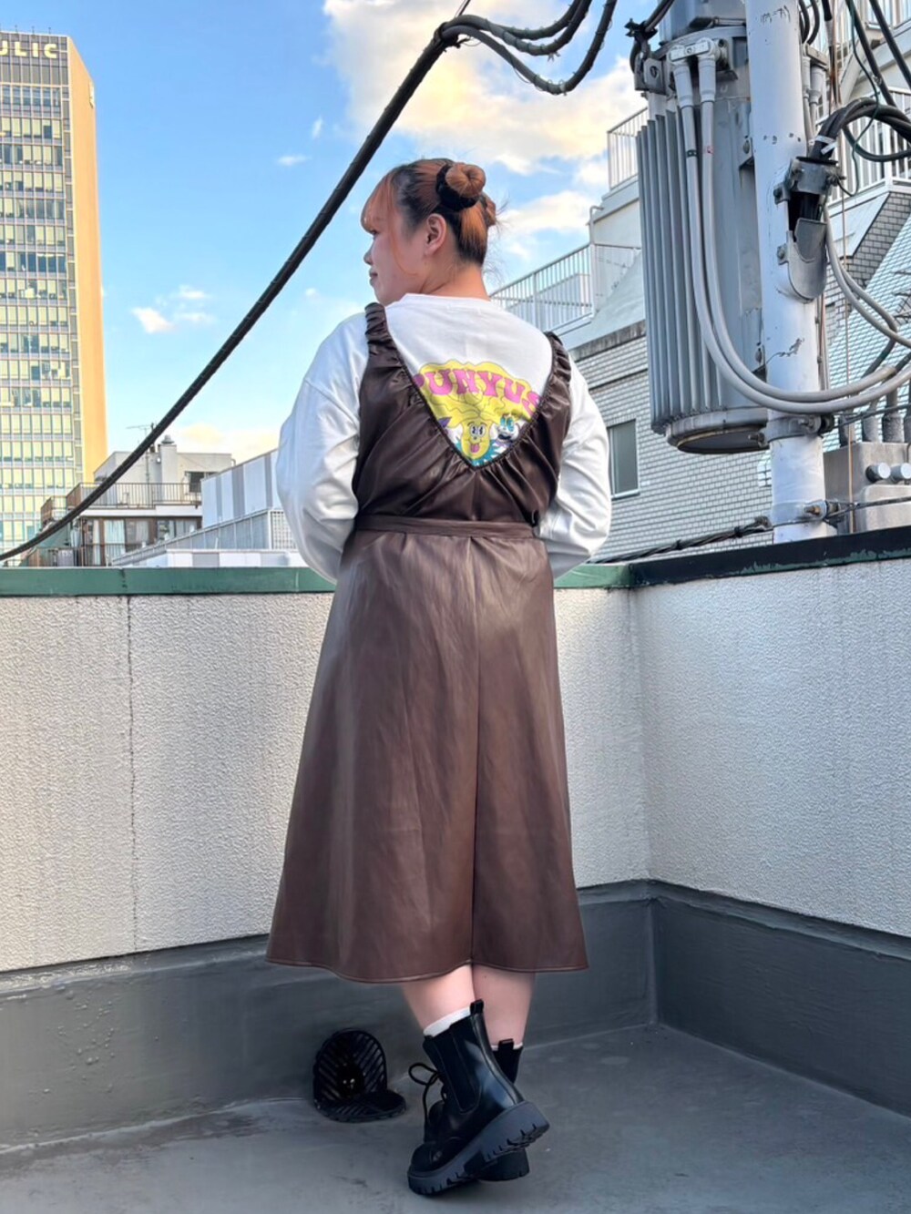 ブラウン系のワンピース、ホワイト系のTシャツ/カットソーを着用したレディースの冬コーディネートの2枚目の写真