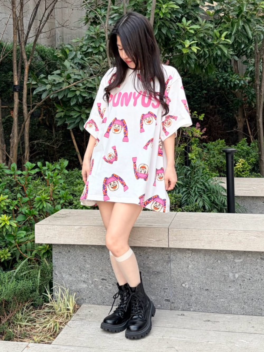 ホワイト系のTシャツ/カットソーを着用したレディースの春コーディネートの2枚目の写真