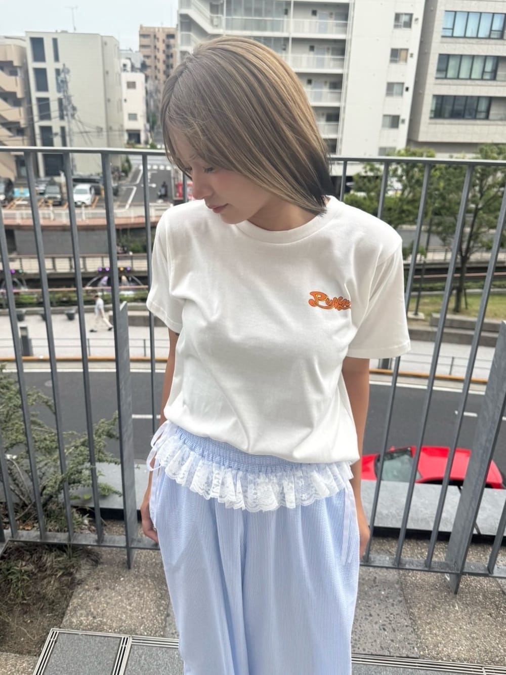 ブルー系のその他パンツ、ホワイト系のTシャツ/カットソーを着用したレディースの夏コーディネートの5枚目の写真
