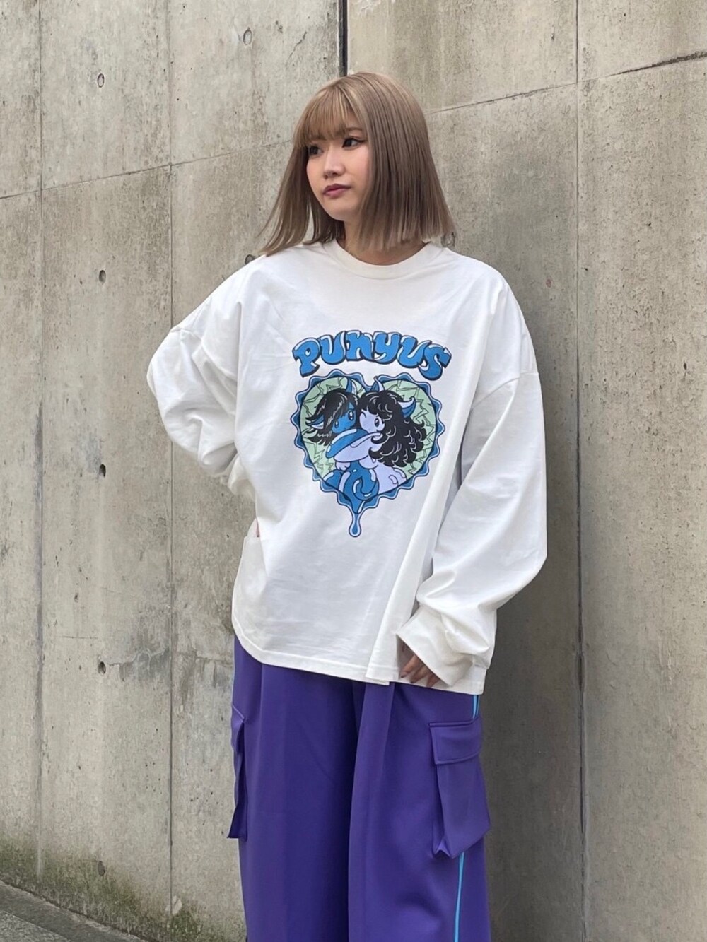 ホワイト系のTシャツ/カットソー、パープル系のカーゴパンツを着用したレディースの春コーディネートの2枚目の写真