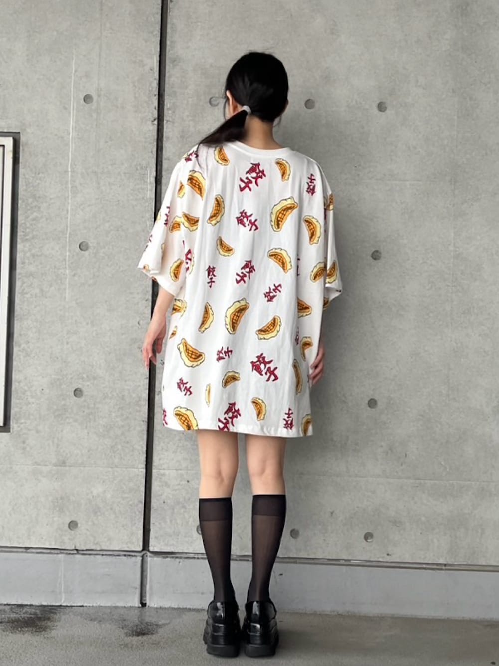 レッド系のTシャツ/カットソーを着用したレディースの夏コーディネートの5枚目の写真
