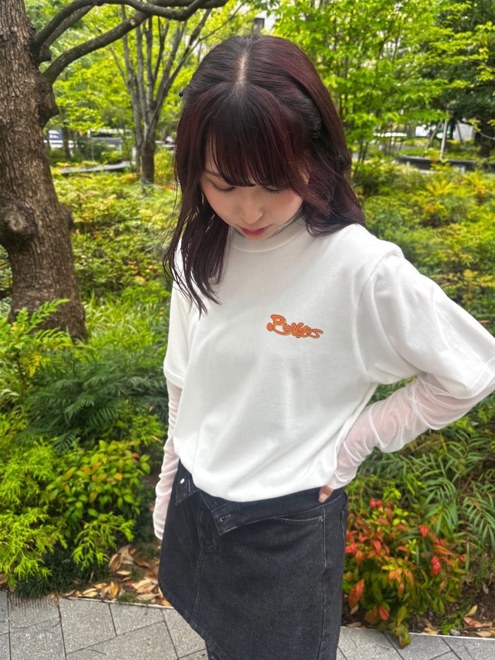 ブルー系のその他パンツ、ブラック系のデニムスカート、ホワイト系のTシャツ/カットソーを着用したレディースの夏コーディネートの3枚目の写真