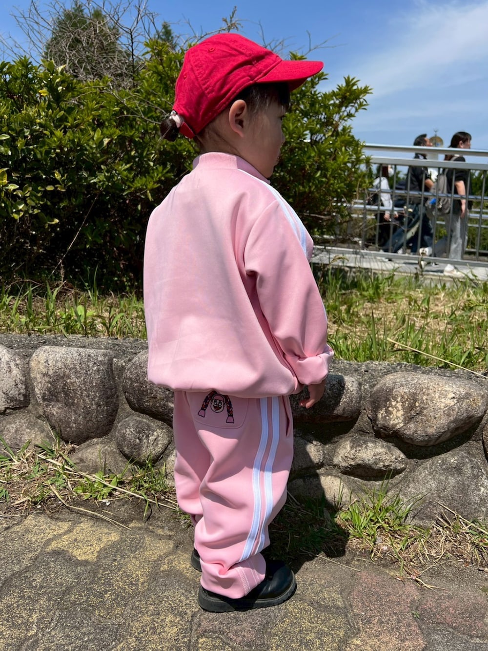 ピンク系のその他パンツを着用したレディースの春コーディネートの3枚目の写真