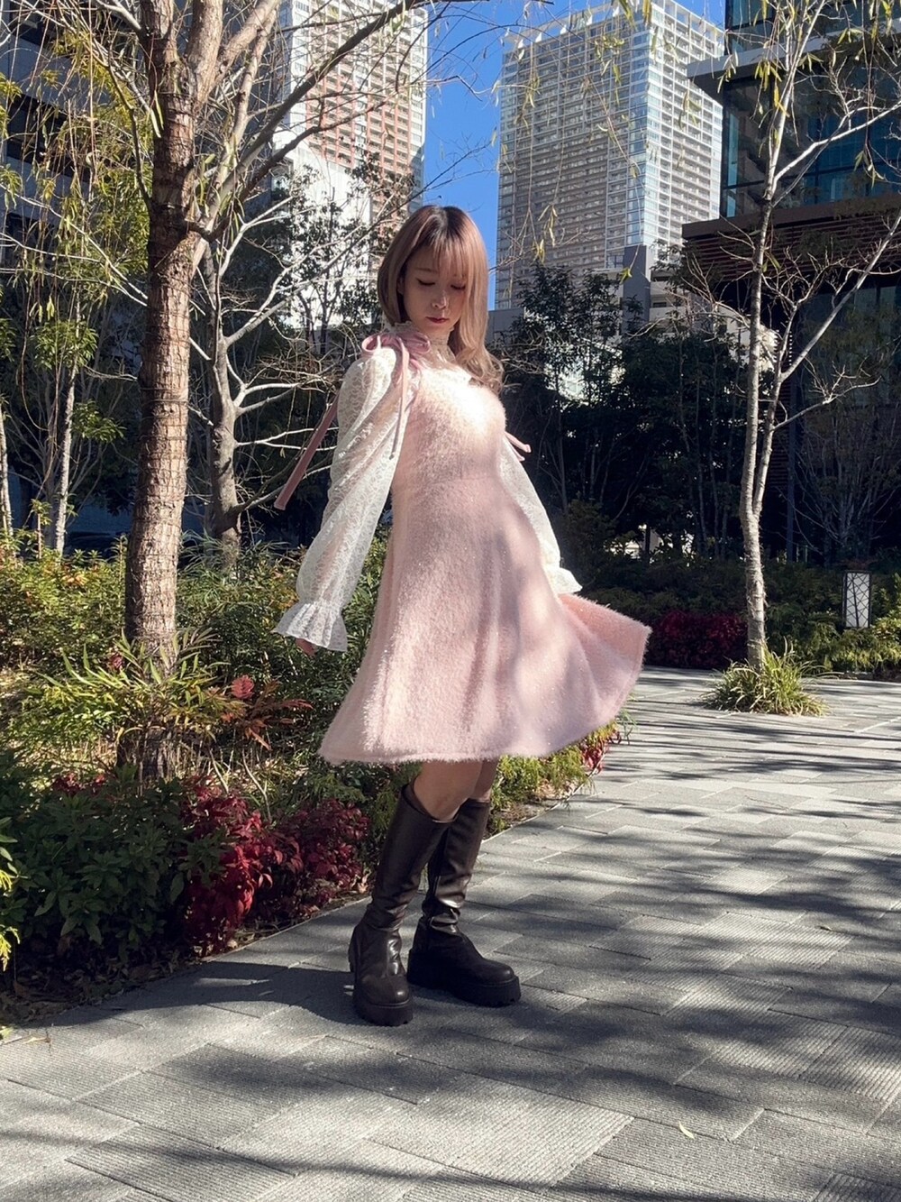 ホワイト系のTシャツ/カットソー、ピンク系のワンピースを着用したレディースの冬コーディネートの2枚目の写真