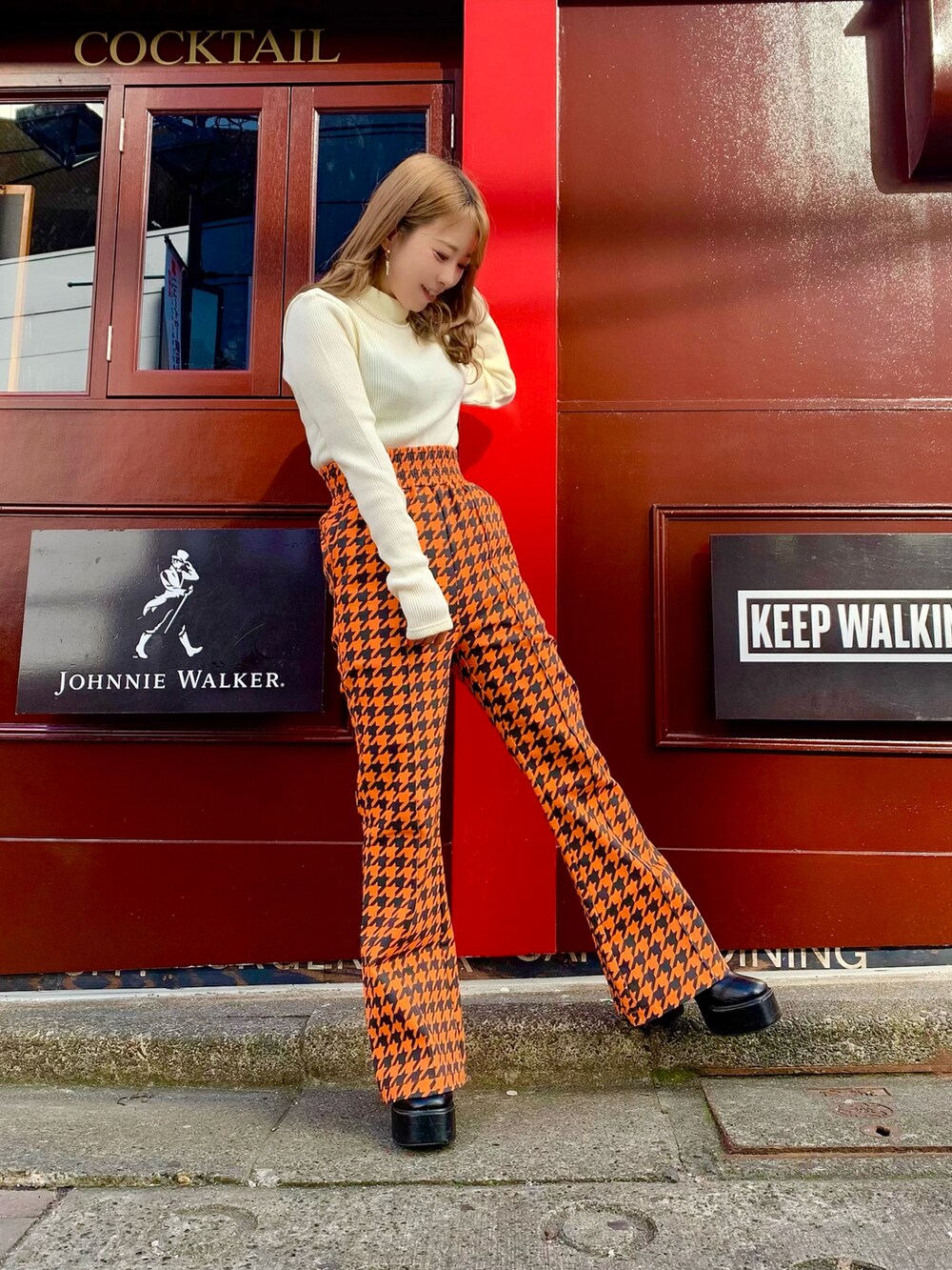 ホワイト系のニット/セーター、オレンジ系のその他パンツ、グリーン系のMA-1を着用したレディースの冬コーディネートの2枚目の写真