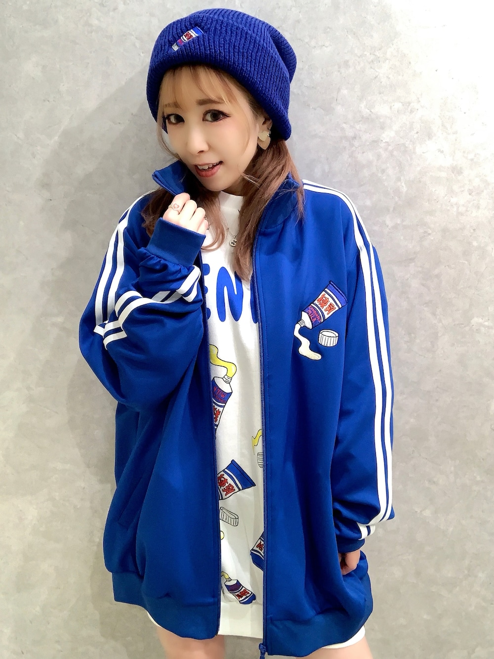 ホワイト系のスニーカー、ブルー系のスウェット、ブルー系のジャージを着用したレディースの春コーディネートの2枚目の写真