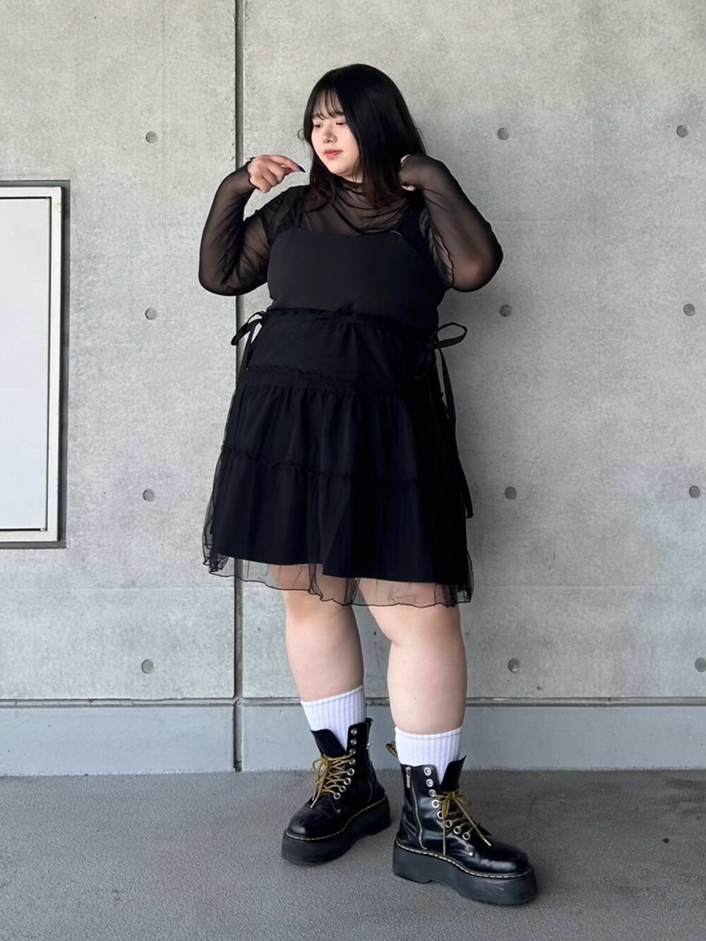 ブラック系のワンピース、ブラック系のTシャツ/カットソーを着用したレディースの春コーディネートの2枚目の写真