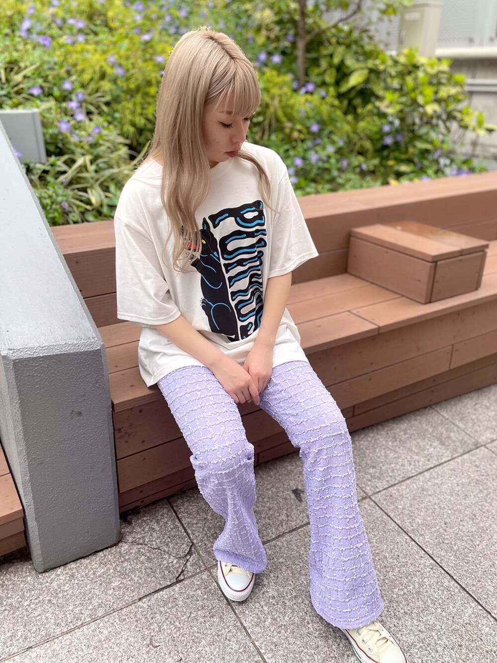 パープル系のその他パンツ、ホワイト系のTシャツ/カットソーを着用したレディースの春コーディネートの2枚目の写真