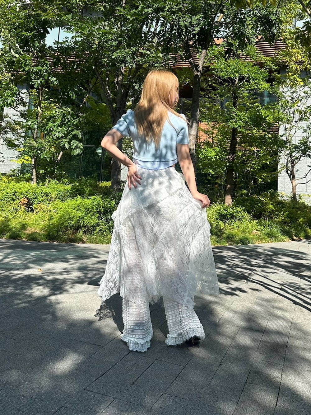 ブルー系のカーディガン/ボレロ、ホワイト系のスカート、ホワイト系のその他パンツを着用したレディースの夏コーディネートの6枚目の写真