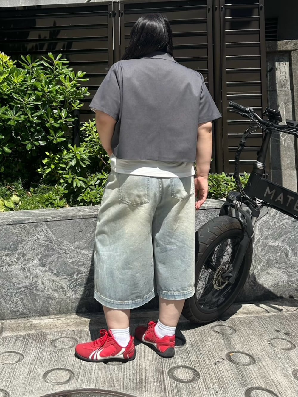 ブルー系のデニムパンツ、ホワイト系のTシャツ/カットソー、グレー系のテーラードジャケットを着用したレディースの春コーディネートの5枚目の写真