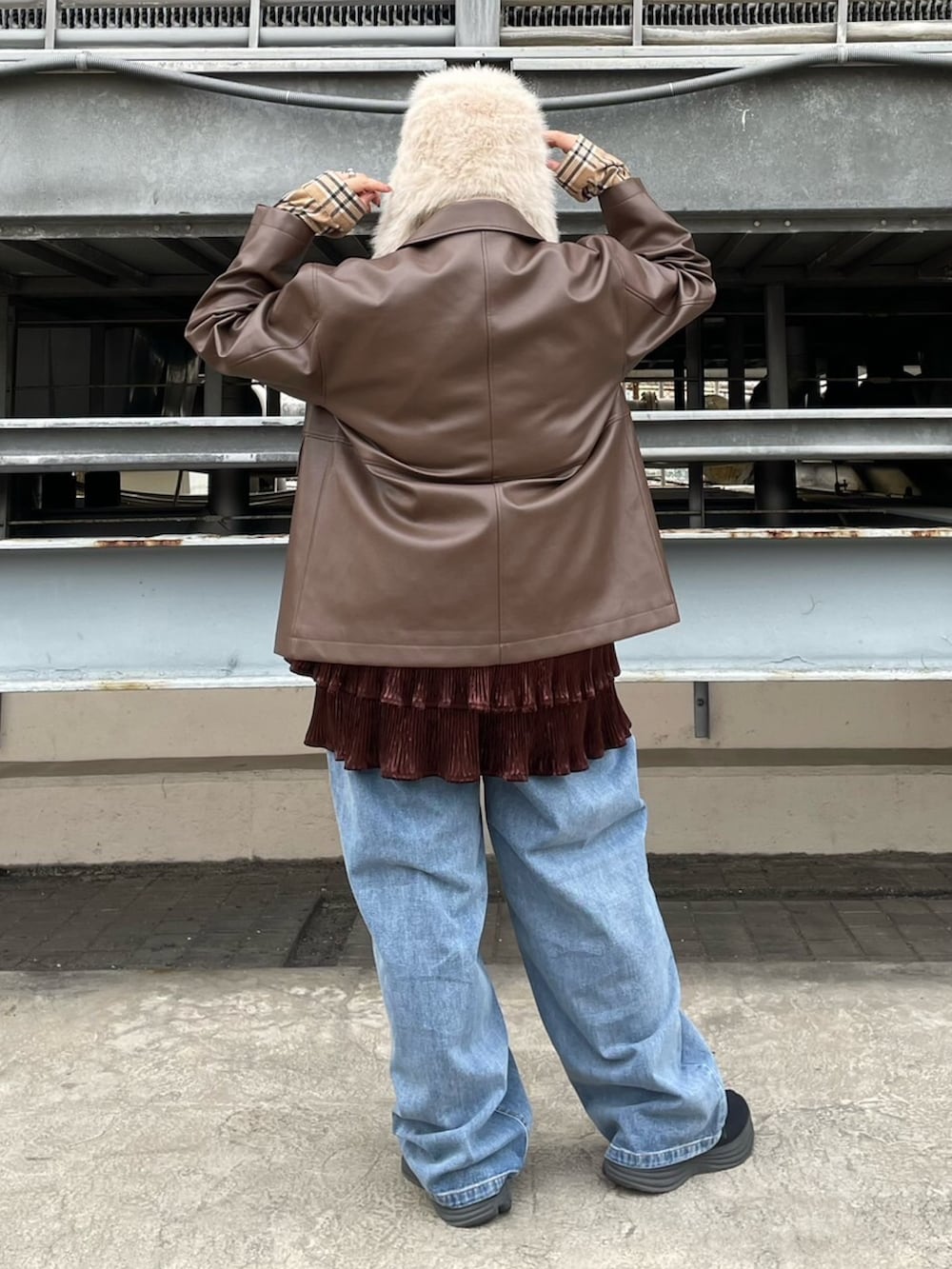 ブラウン系のブルゾン、ベージュ系のシャツ/ブラウス、ブラウン系のスカートを着用したレディースの冬コーディネートの3枚目の写真