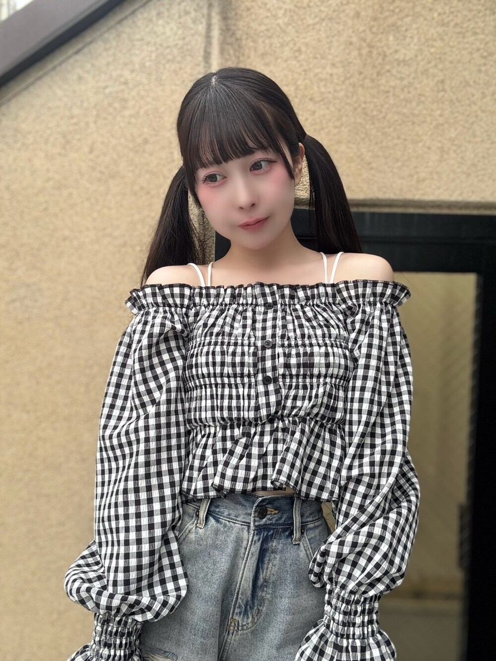 ブラック系のシャツ/ブラウス、ブルー系のデニムパンツを着用したレディースの春コーディネートの5枚目の写真