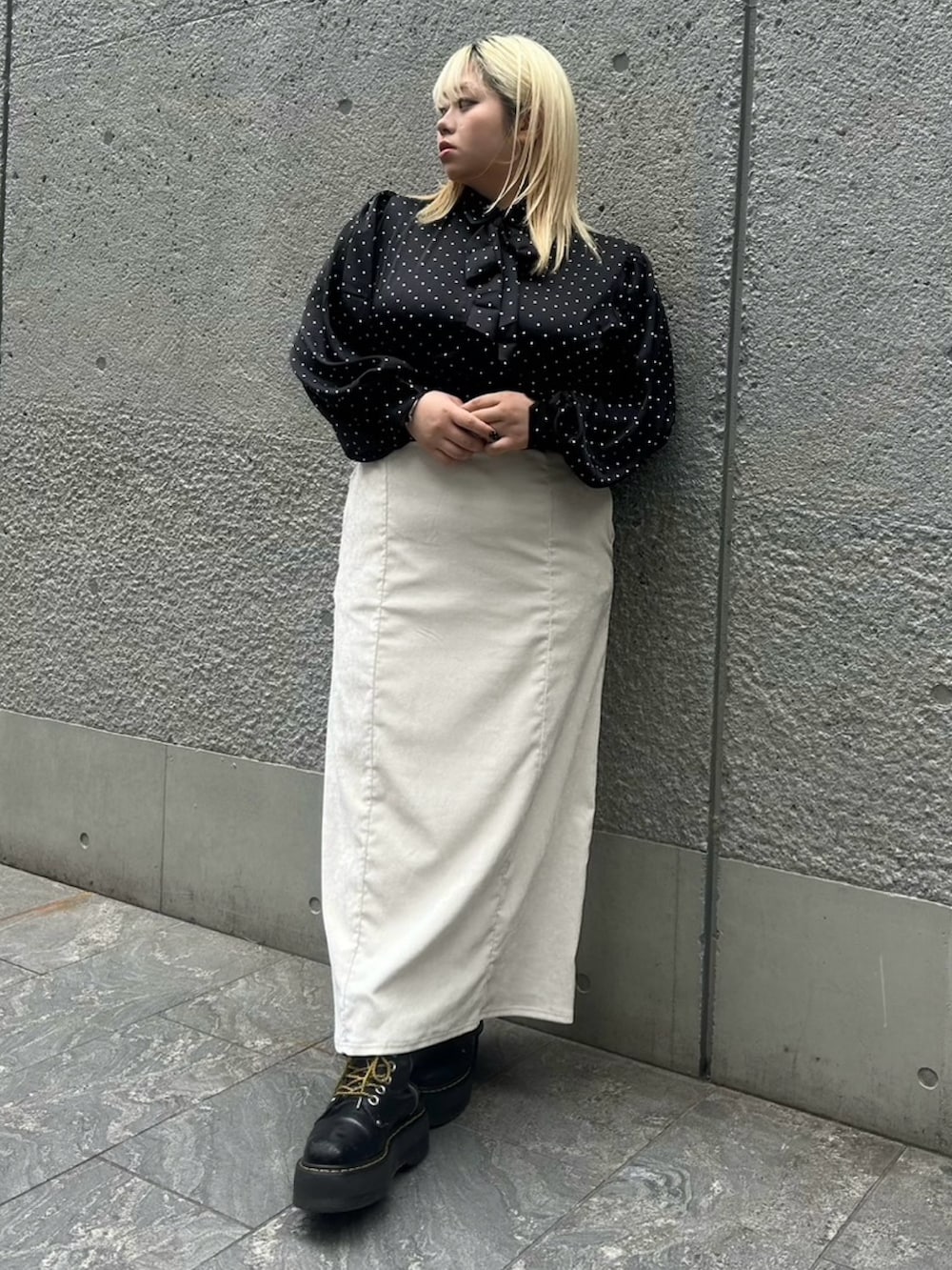 ホワイト系のスカート、ブラック系のシャツ/ブラウスを着用したレディースの冬コーディネートの2枚目の写真