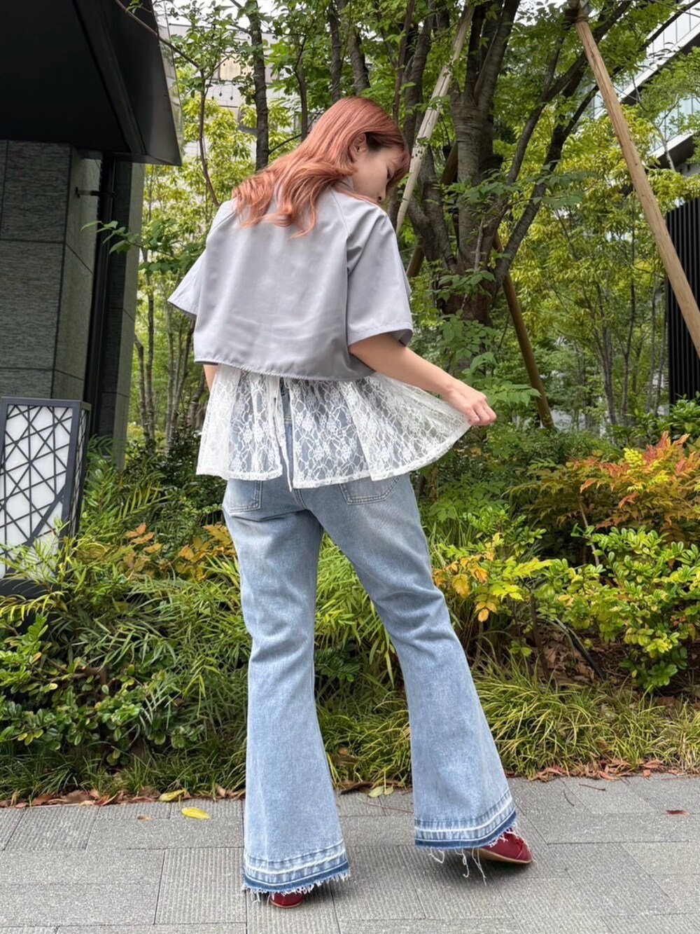 ブルー系のデニムパンツ、グレー系のシャツ/ブラウス、ホワイト系のキャミソールを着用したレディースの夏コーディネートの4枚目の写真