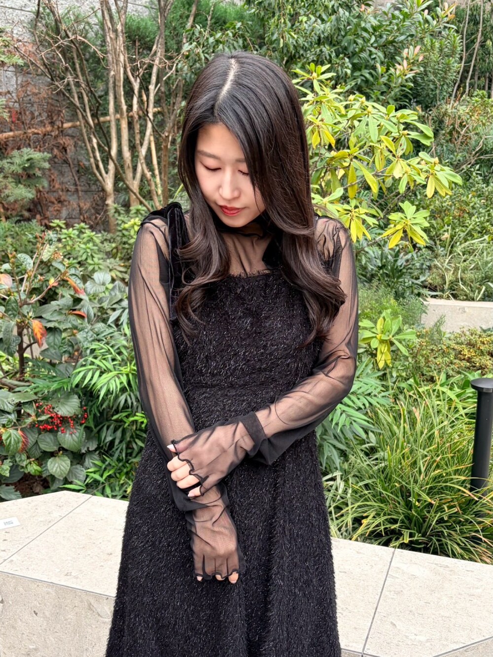 ブラック系のワンピース、ブラック系のTシャツ/カットソーを着用したレディースの冬コーディネートの4枚目の写真