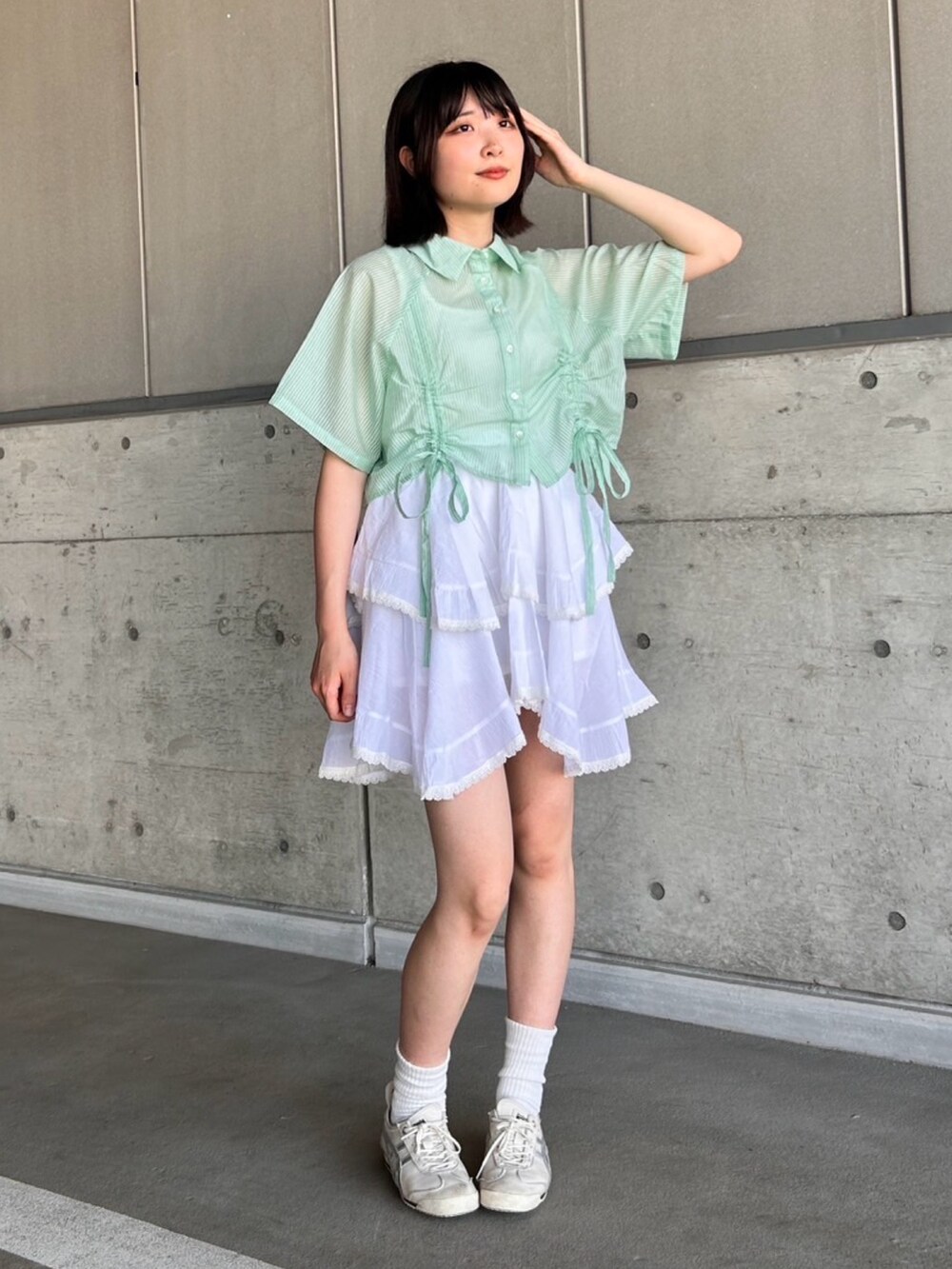 ホワイト系のスカート、グリーン系のシャツ/ブラウスを着用したレディースの夏コーディネートの2枚目の写真