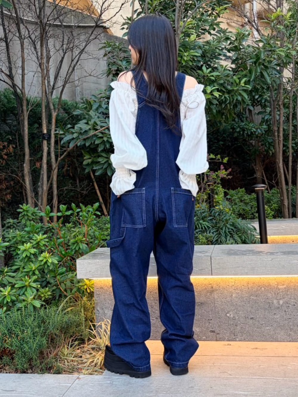 ブルー系のサロペット/オーバーオール、ホワイト系のシャツ/ブラウスを着用したレディースの春コーディネートの3枚目の写真