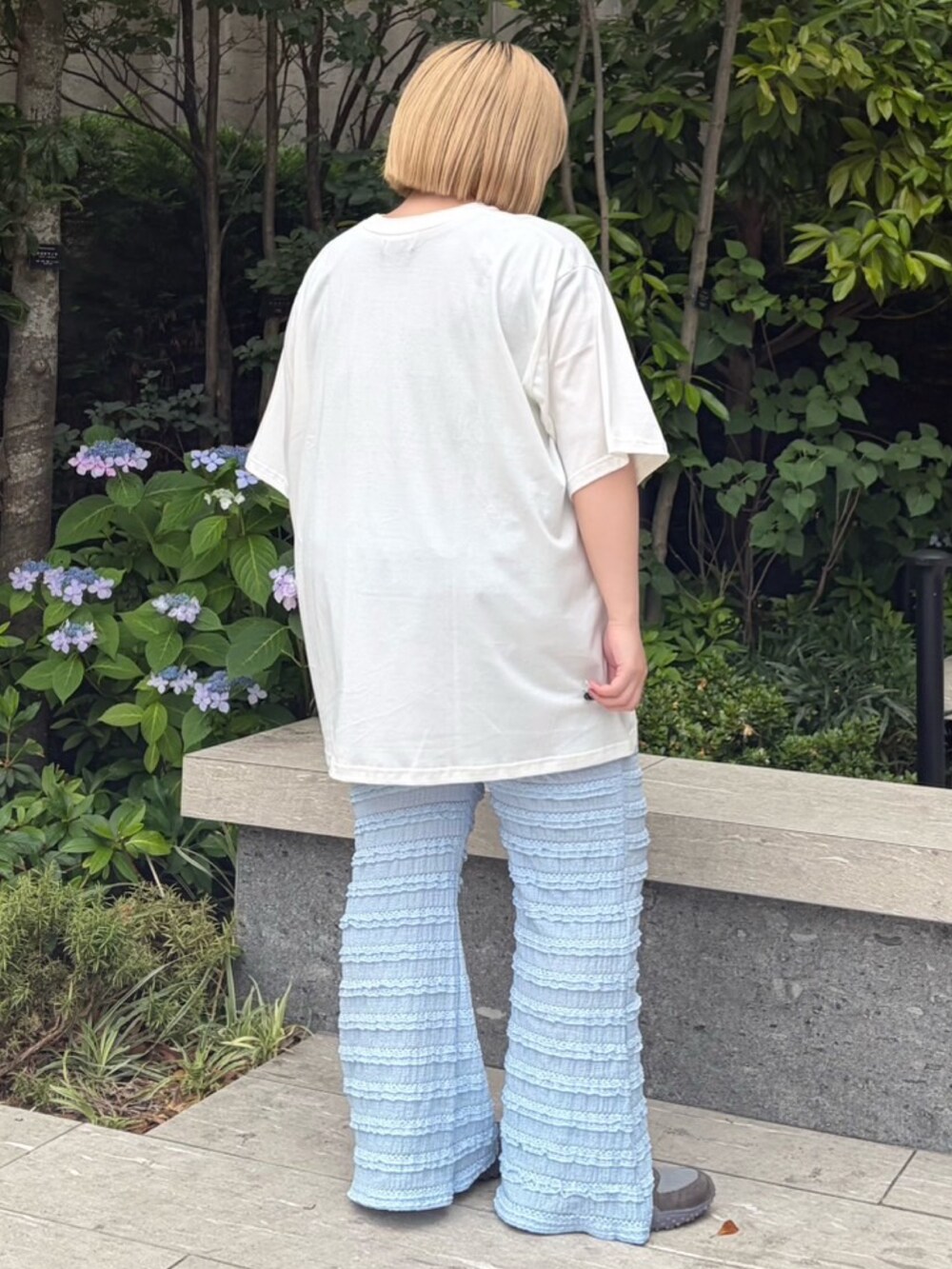 ブルー系のその他パンツ、ホワイト系のTシャツ/カットソーを着用したレディースの春コーディネートの4枚目の写真