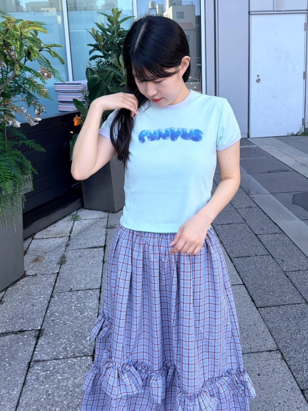 ブルー系のスカート、グリーン系のTシャツ/カットソーを着用したレディースの夏コーディネートの6枚目の写真