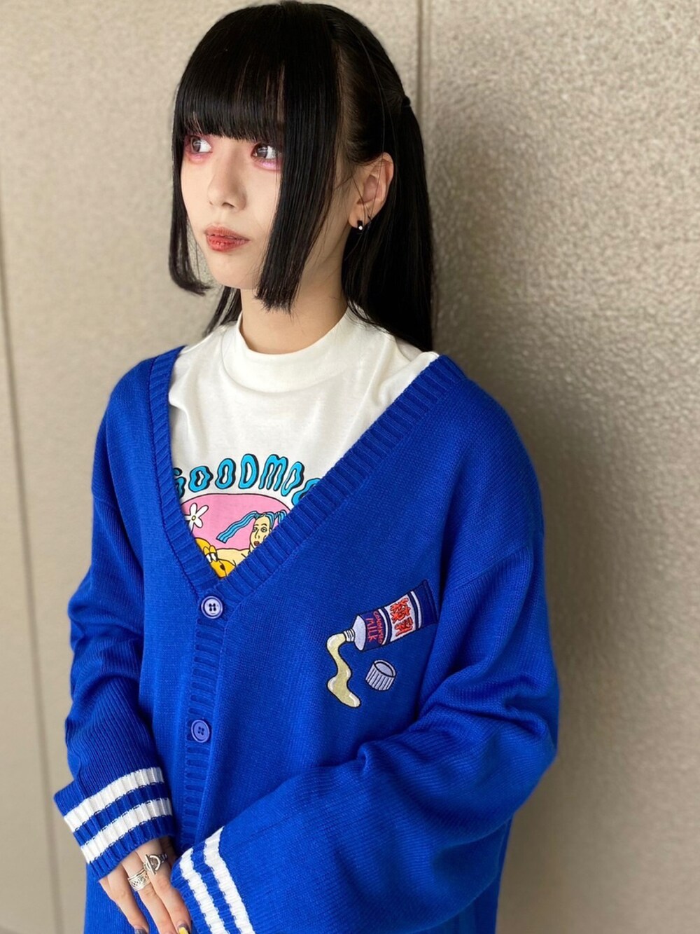 ブルー系のカーディガン/ボレロ、ブラック系のスカート、ホワイト系のTシャツ/カットソーを着用したレディースの秋コーディネートの2枚目の写真