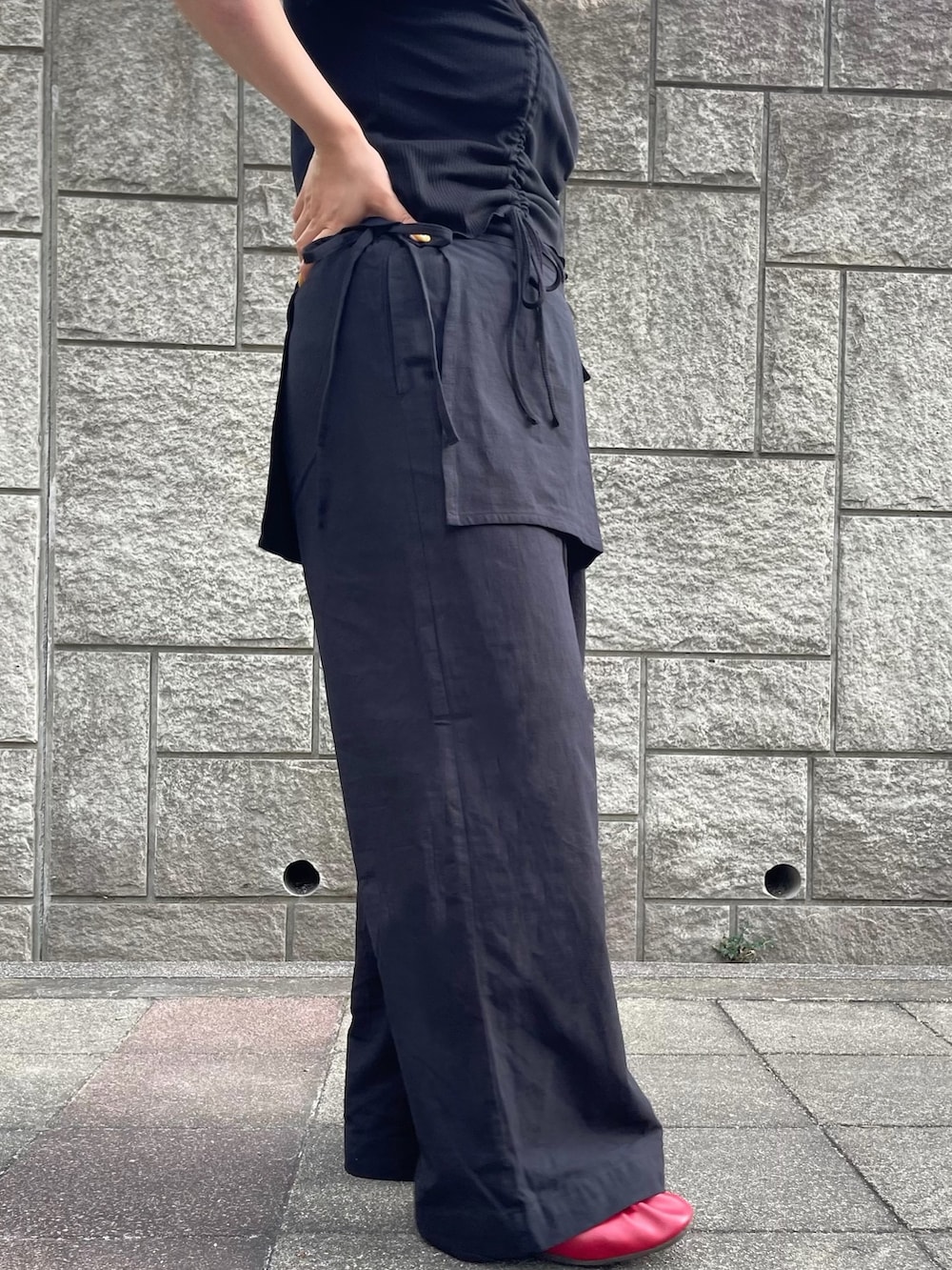 ブラック系のその他パンツ、ブラック系のTシャツ/カットソーを着用したレディースの夏コーディネートの7枚目の写真