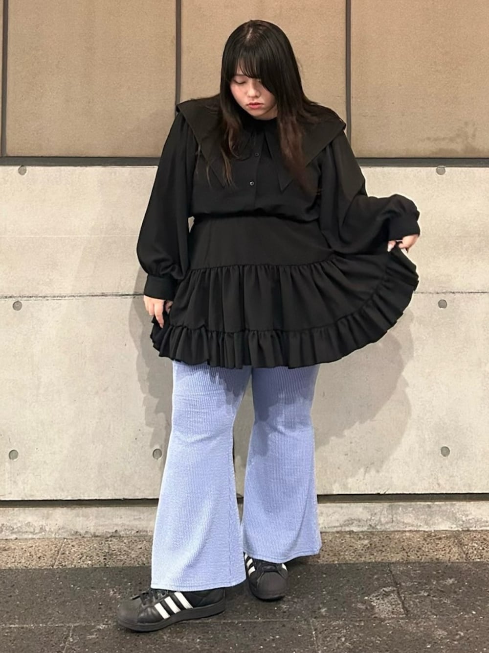 ブラック系のシャツ/ブラウス、ブラック系のスカート、ブルー系のその他パンツを着用したレディースの春コーディネートの2枚目の写真