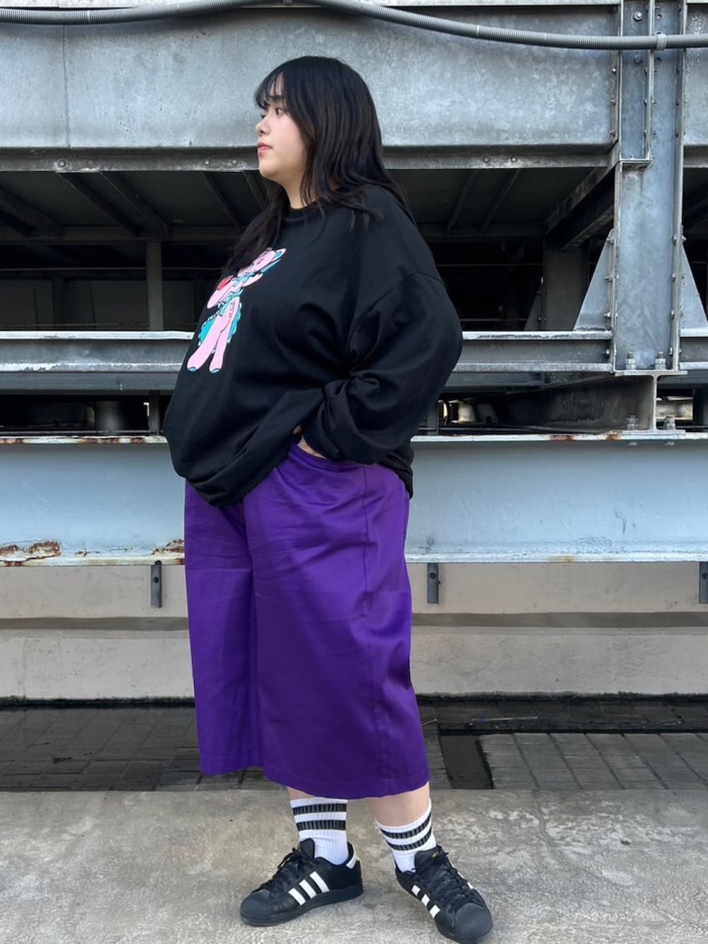 ブラック系のTシャツ/カットソー、パープル系のその他パンツを着用したレディースの秋コーディネートの2枚目の写真