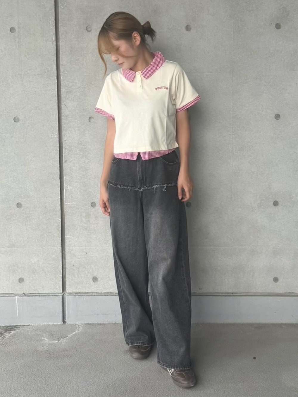 ブラック系のデニムパンツ、ホワイト系のTシャツ/カットソーを着用したレディースの夏コーディネートの2枚目の写真