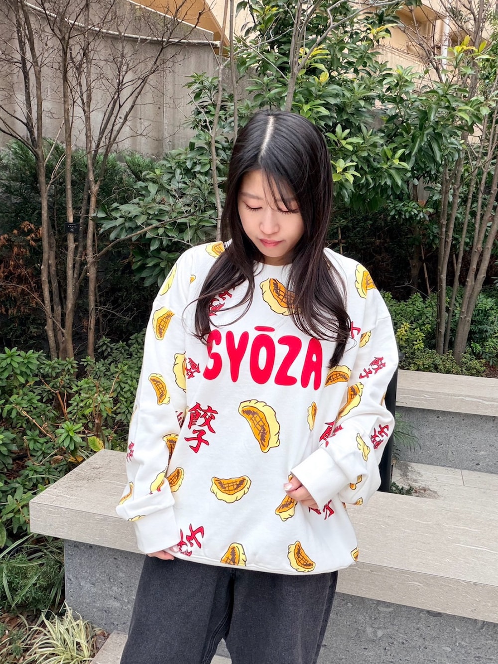 ブラック系のその他パンツ、レッド系のスウェットを着用したレディースの冬コーディネートの4枚目の写真