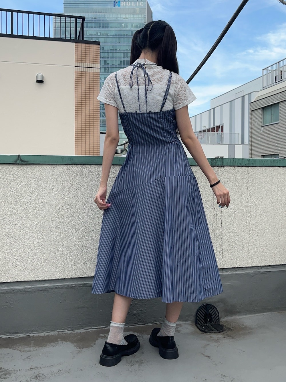グレー系のワンピース、ホワイト系のTシャツ/カットソーを着用したレディースの夏コーディネートの4枚目の写真