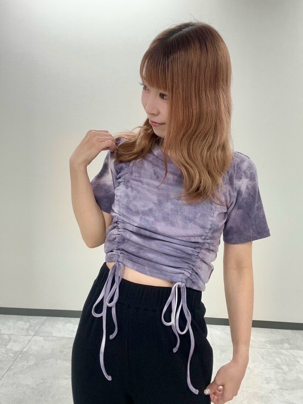 ブラック系のその他パンツ、パープル系のTシャツ/カットソーを着用したレディースの夏コーディネートの2枚目の写真
