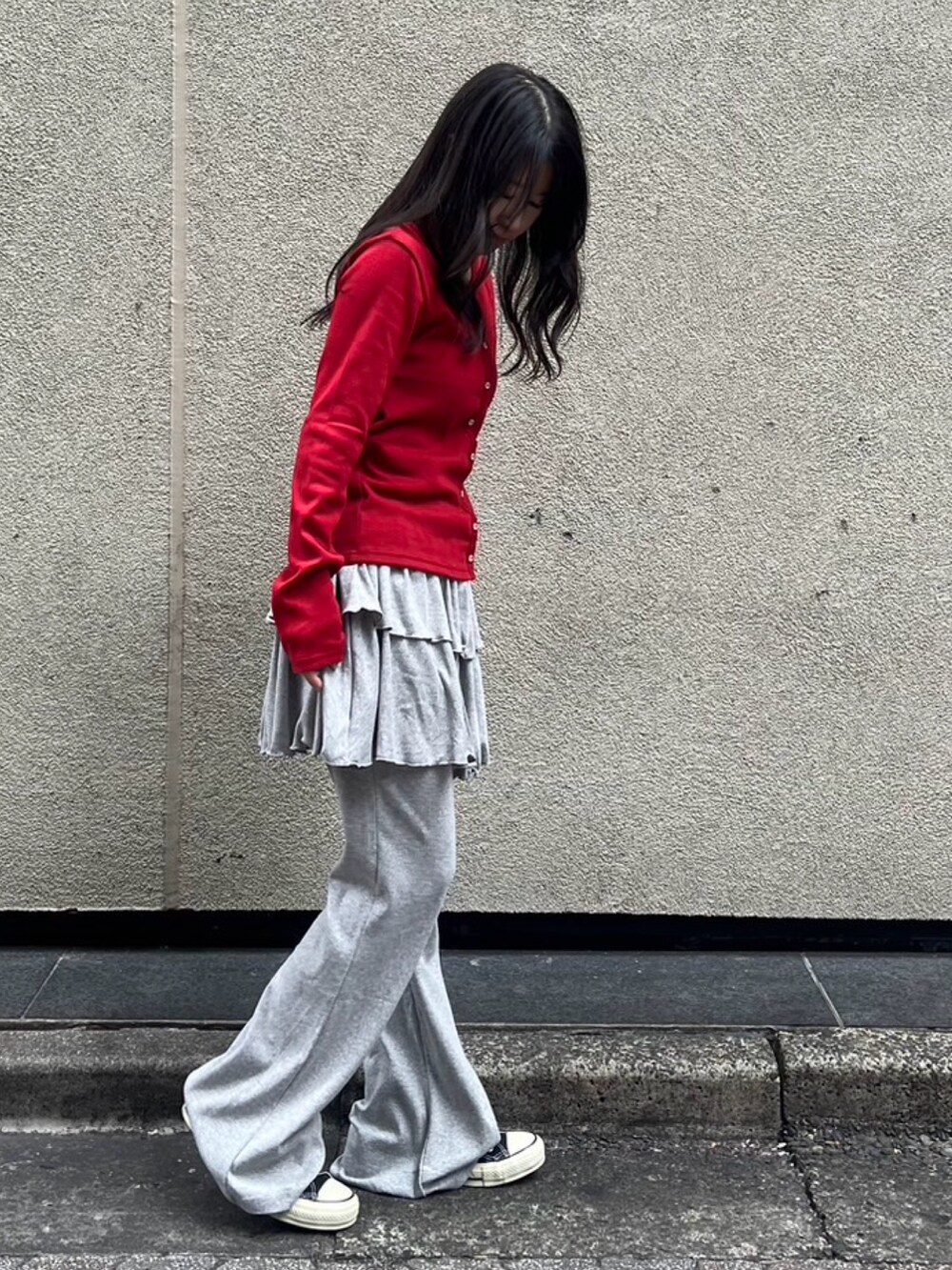 グレー系のその他パンツ、レッド系のカーディガン/ボレロを着用したレディースの秋コーディネートの2枚目の写真