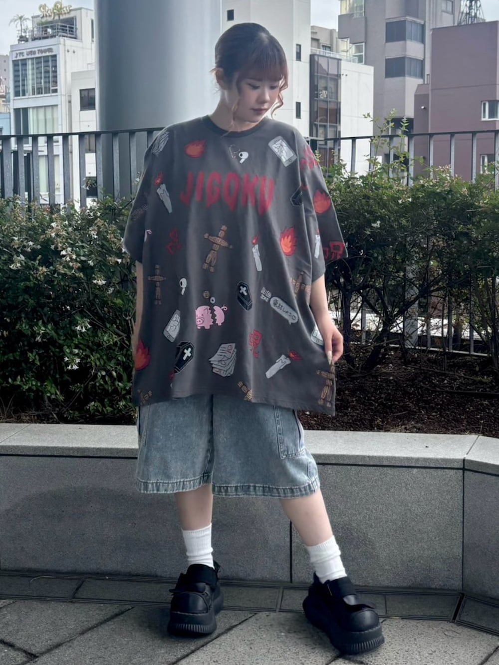 ブラック系のデニムパンツ、ブラック系のTシャツ/カットソーを着用したレディースの夏コーディネートの2枚目の写真
