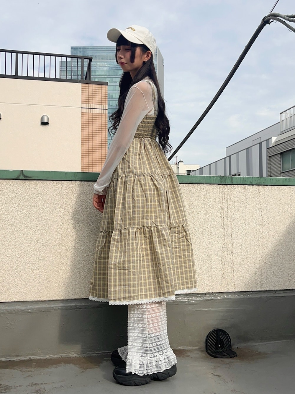 ホワイト系のその他パンツ、イエロー系のワンピース、ホワイト系のTシャツ/カットソーを着用したレディースの秋コーディネートの3枚目の写真