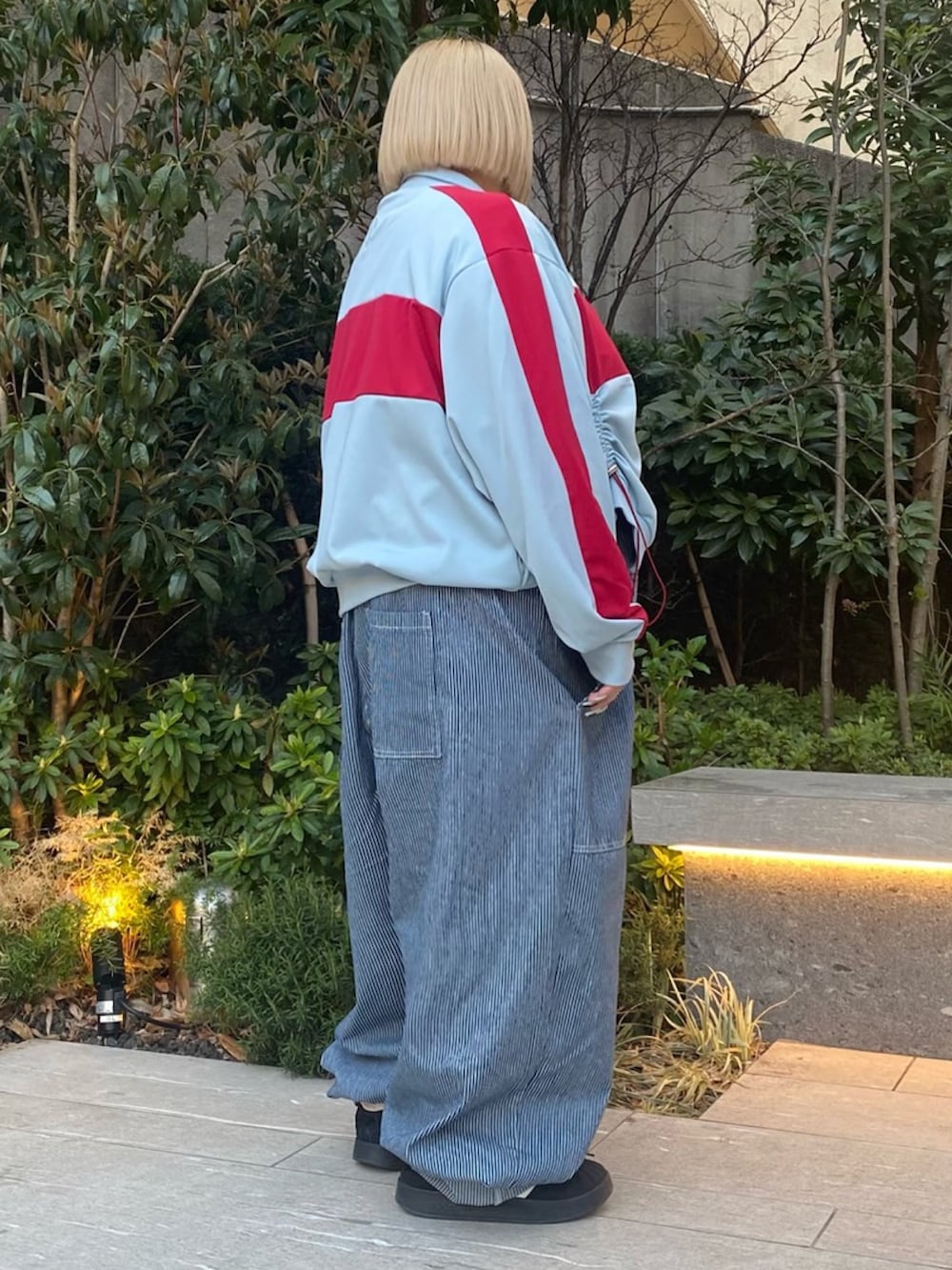 その他のサロペット/オーバーオール、ブルー系のジャージ、ホワイト系のTシャツ/カットソーを着用したレディースの春コーディネートの3枚目の写真