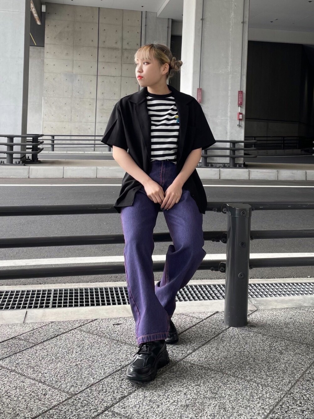 その他のTシャツ/カットソー、パープル系のデニムパンツ、ブラック系のスニーカーを着用したレディースの春コーディネートの2枚目の写真