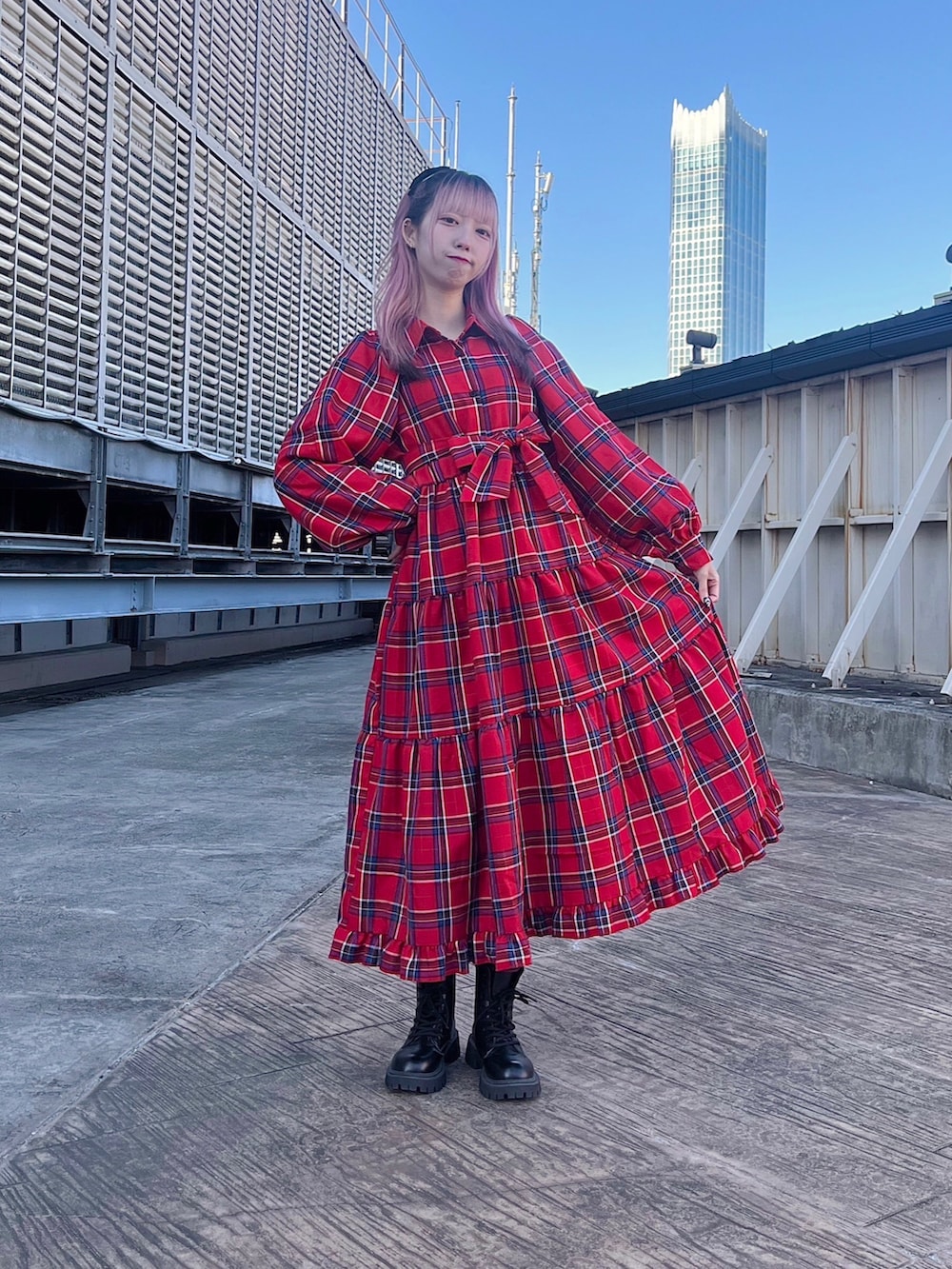 レッド系のワンピースを着用したレディースの冬コーディネートの2枚目の写真