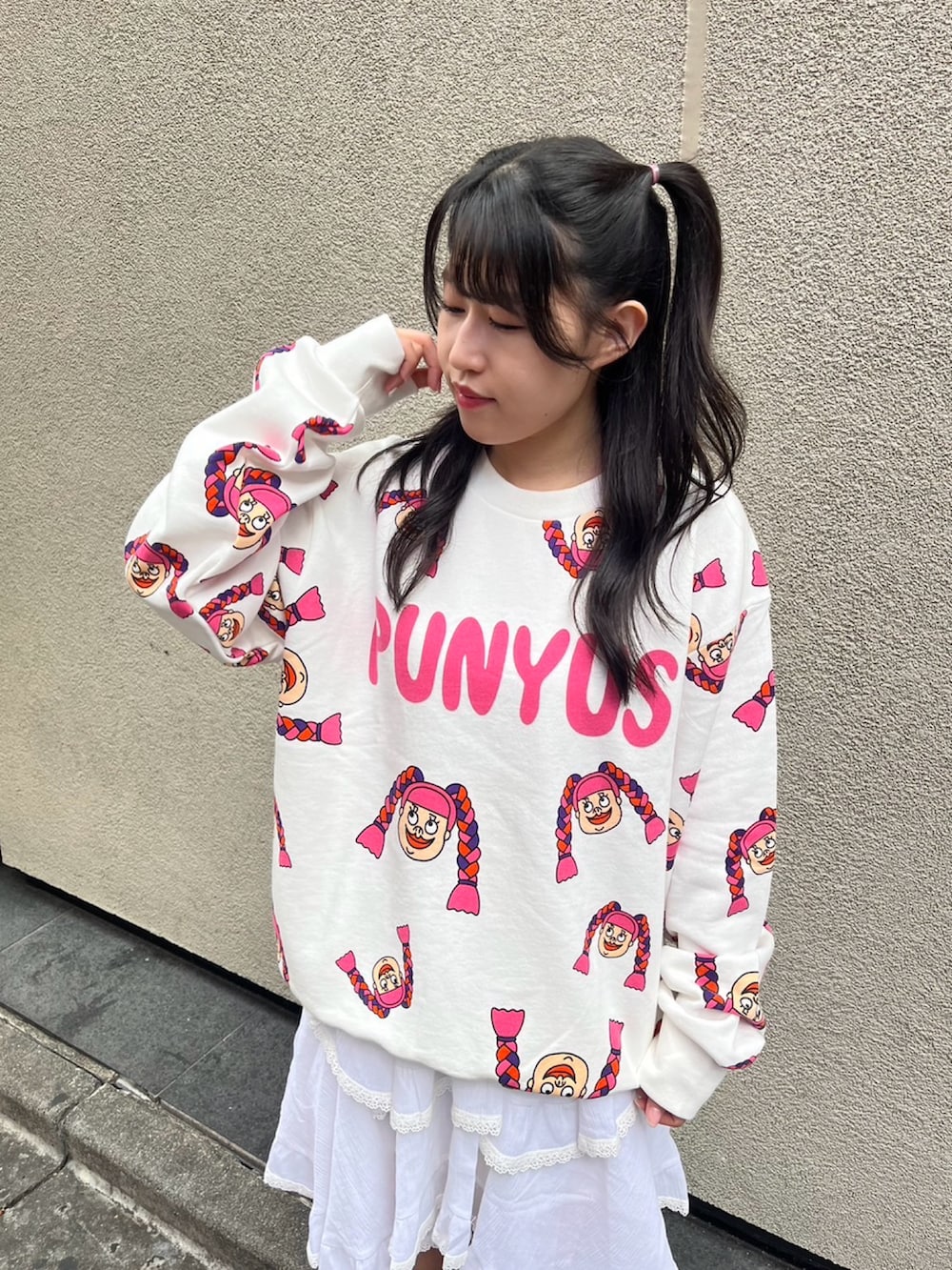 ホワイト系のスウェット、ホワイト系のスカートを着用したレディースの秋コーディネートの4枚目の写真