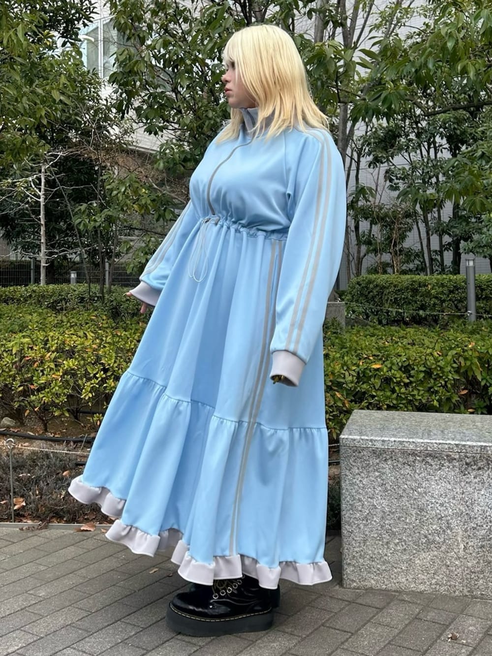 ブルー系のワンピースを着用したレディースの冬コーディネートの3枚目の写真